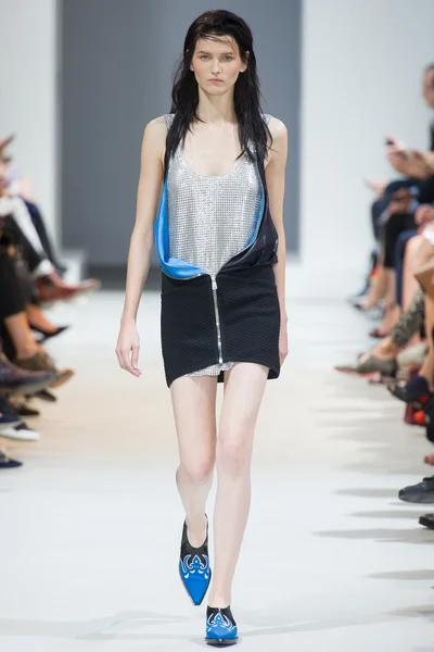 Look 16